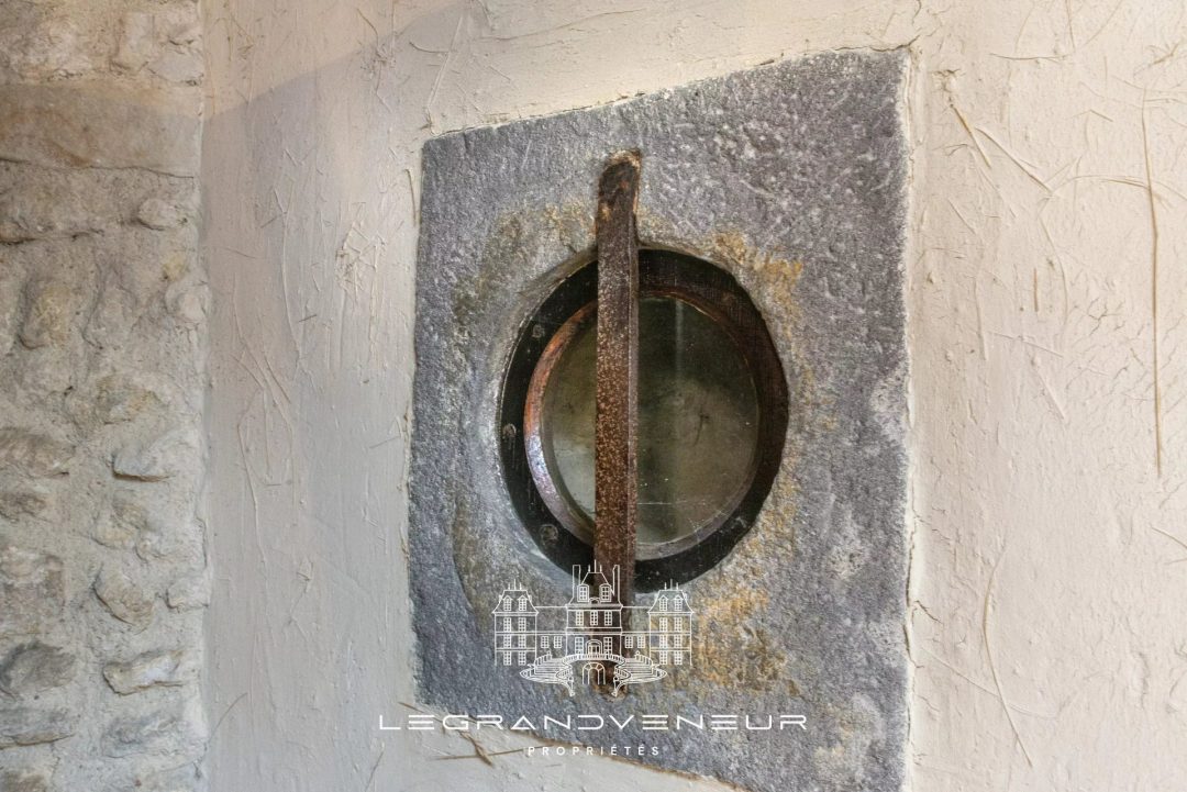 LONGÈRE AVEC COUR  INTERIEURE ET CAVE VOUTÉE