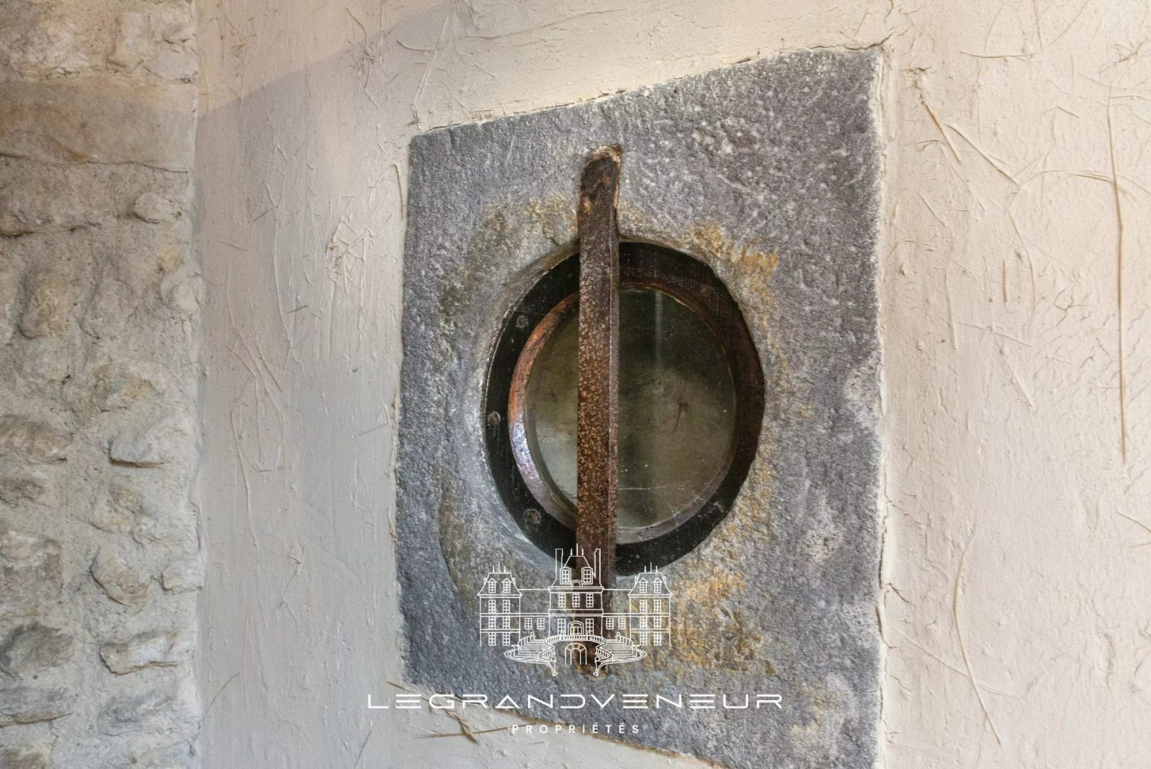 LONGÈRE AVEC COUR INTERIEURE ET CAVE VOUTÉE