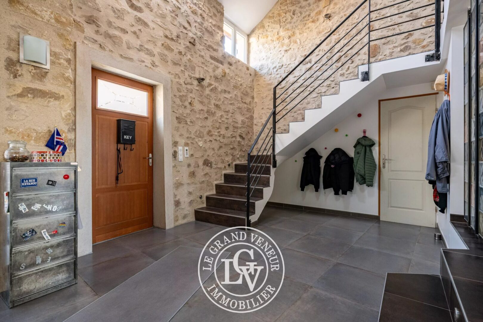 SAMOIS SUR SEINE – MAISON DE VILLAGE REPENSÉE EN STYLE « LOFT » DE 250 M²