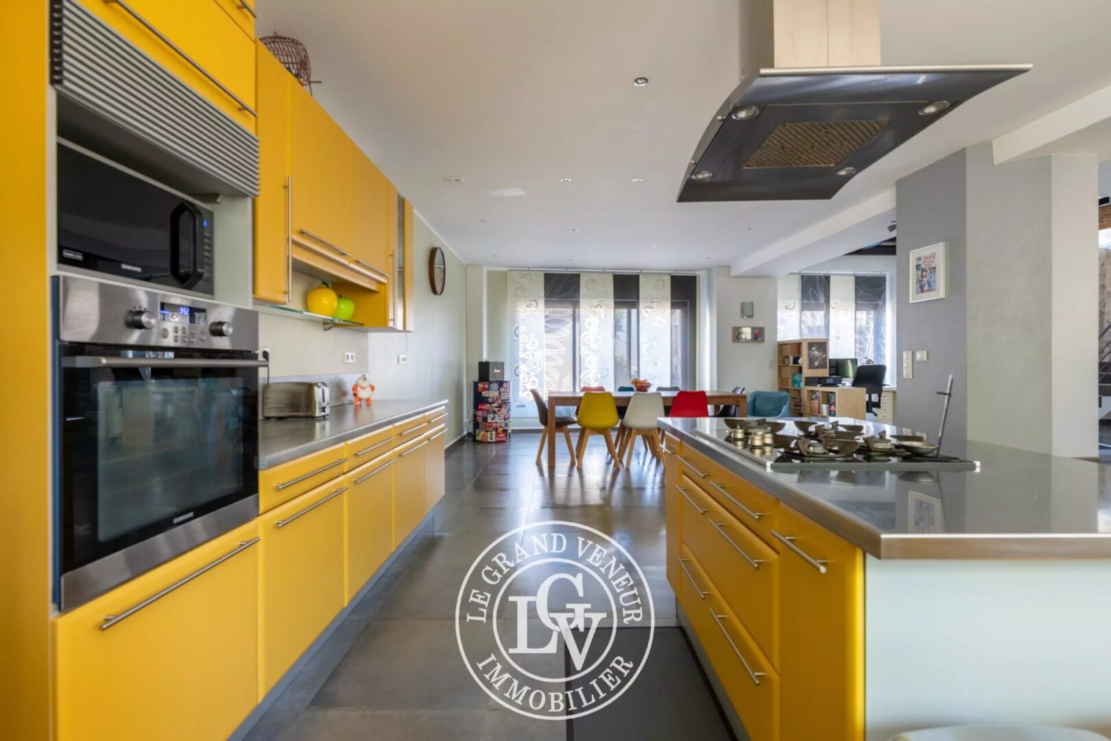 SAMOIS SUR SEINE – MAISON DE VILLAGE REPENSÉE EN STYLE « LOFT » DE 250 M²