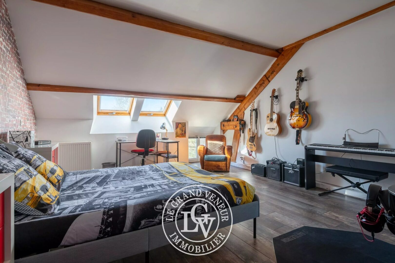 SAMOIS SUR SEINE – MAISON DE VILLAGE REPENSÉE EN STYLE « LOFT » DE 250 M²