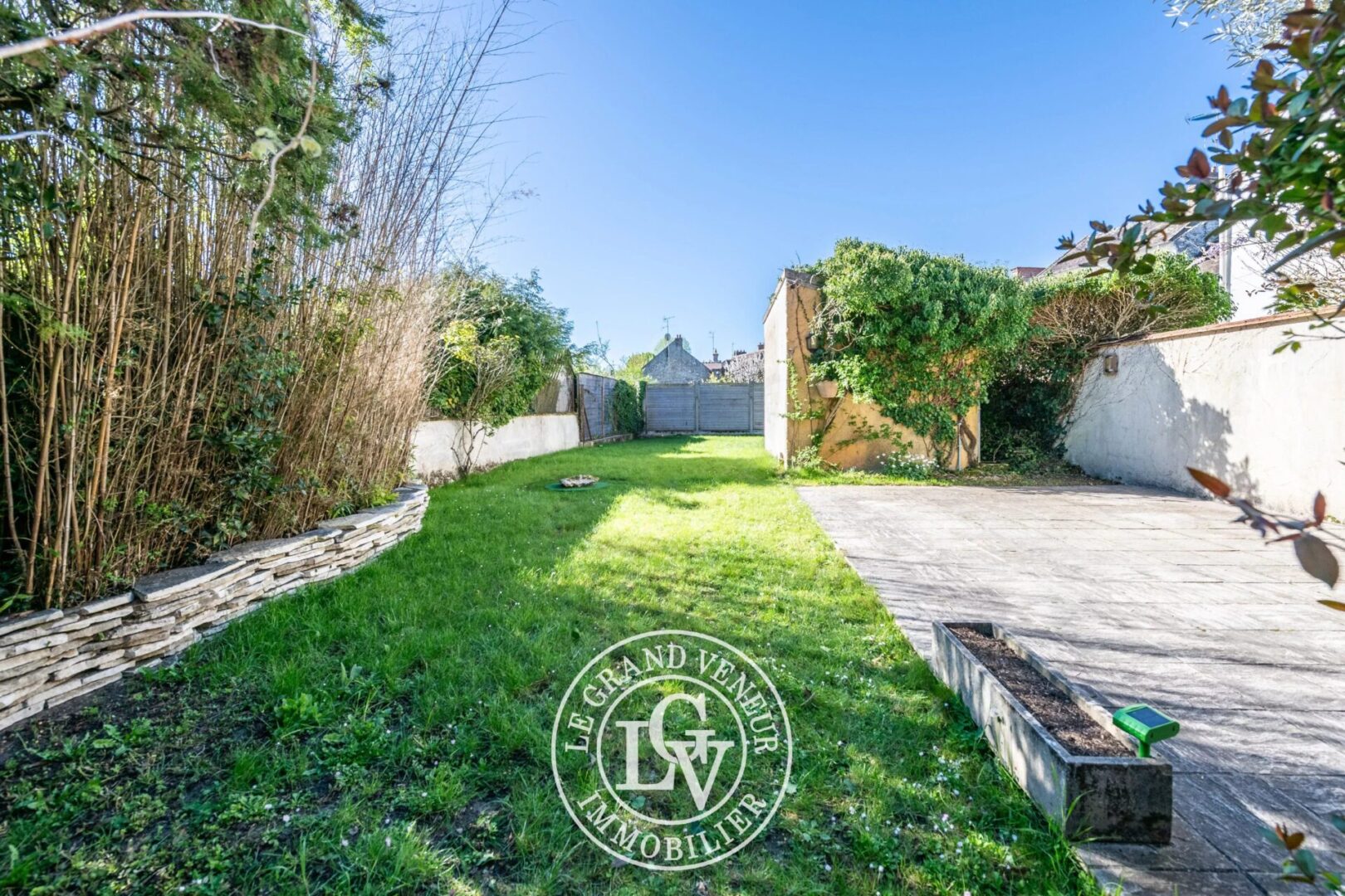 SAMOIS SUR SEINE – MAISON DE VILLAGE REPENSÉE EN STYLE « LOFT » DE 250 M²