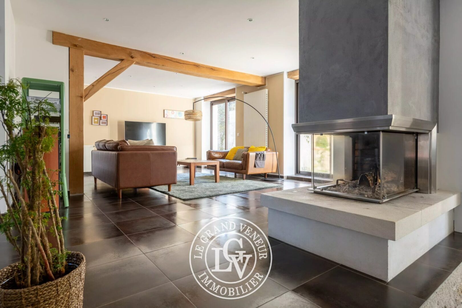SAMOIS SUR SEINE – MAISON DE VILLAGE REPENSÉE EN STYLE « LOFT » DE 250 M²