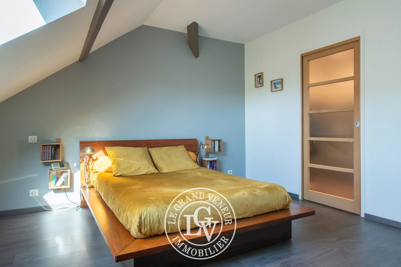 SAMOIS SUR SEINE – MAISON DE VILLAGE REPENSÉE EN STYLE « LOFT » DE 250 M²