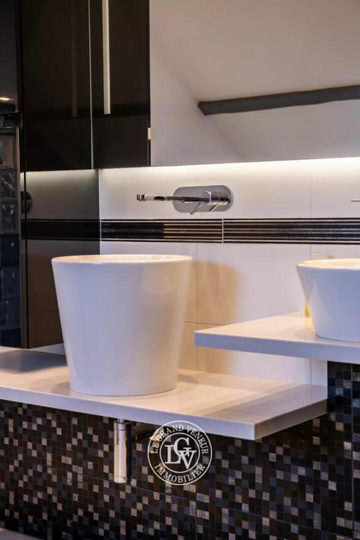 SAMOIS SUR SEINE – MAISON DE VILLAGE REPENSÉE EN STYLE « LOFT » DE 250 M²