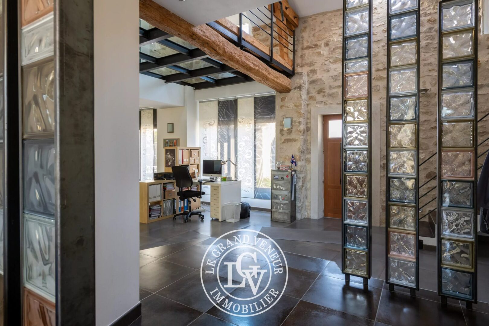 SAMOIS SUR SEINE – MAISON DE VILLAGE REPENSÉE EN STYLE « LOFT » DE 250 M²