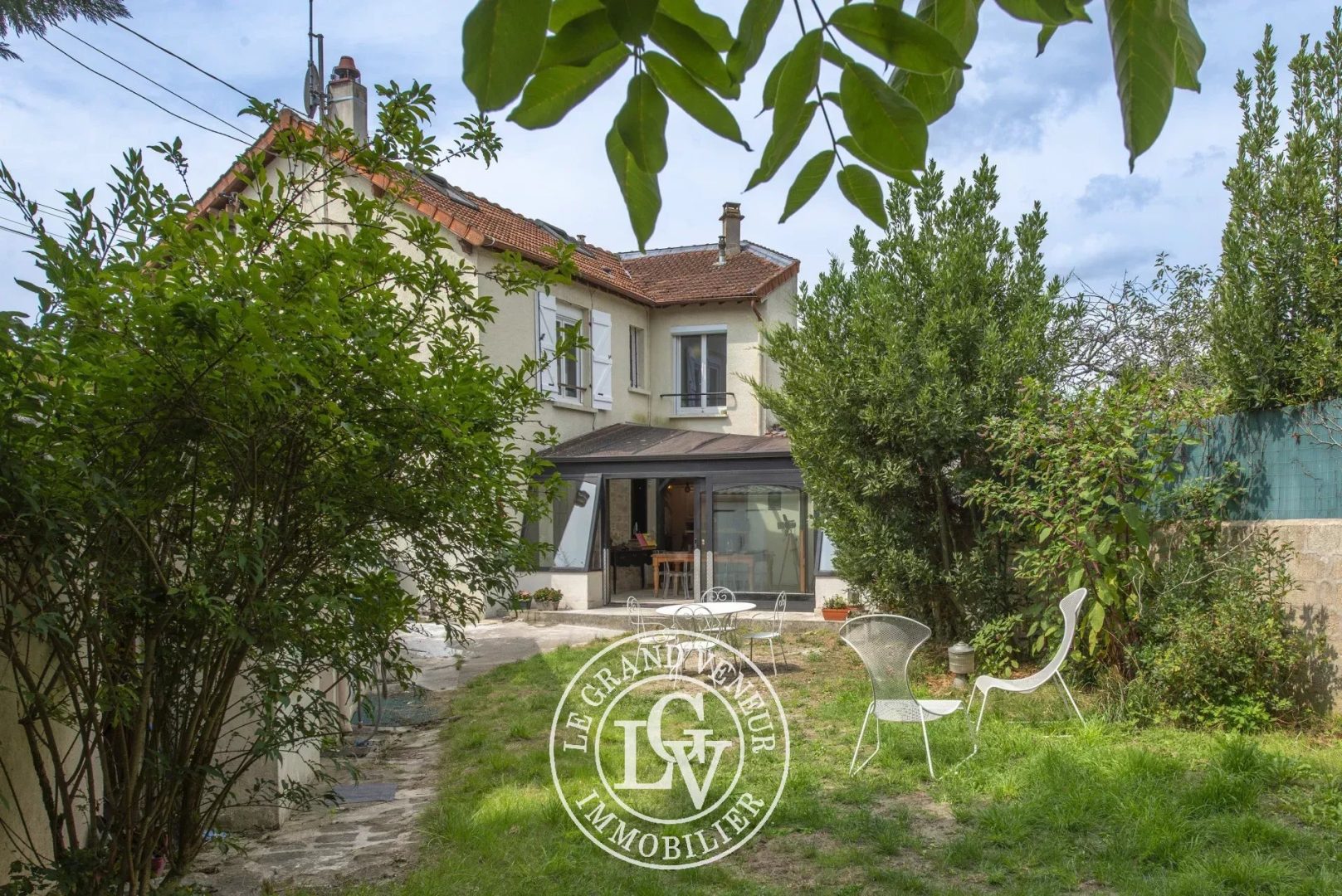 FONTAINEBLEAU – MAISON FAMILIALE DE 133 M² AVEC DÉPENDANCE AMÉNAGÉE DE 27 M² ET JARDIN
