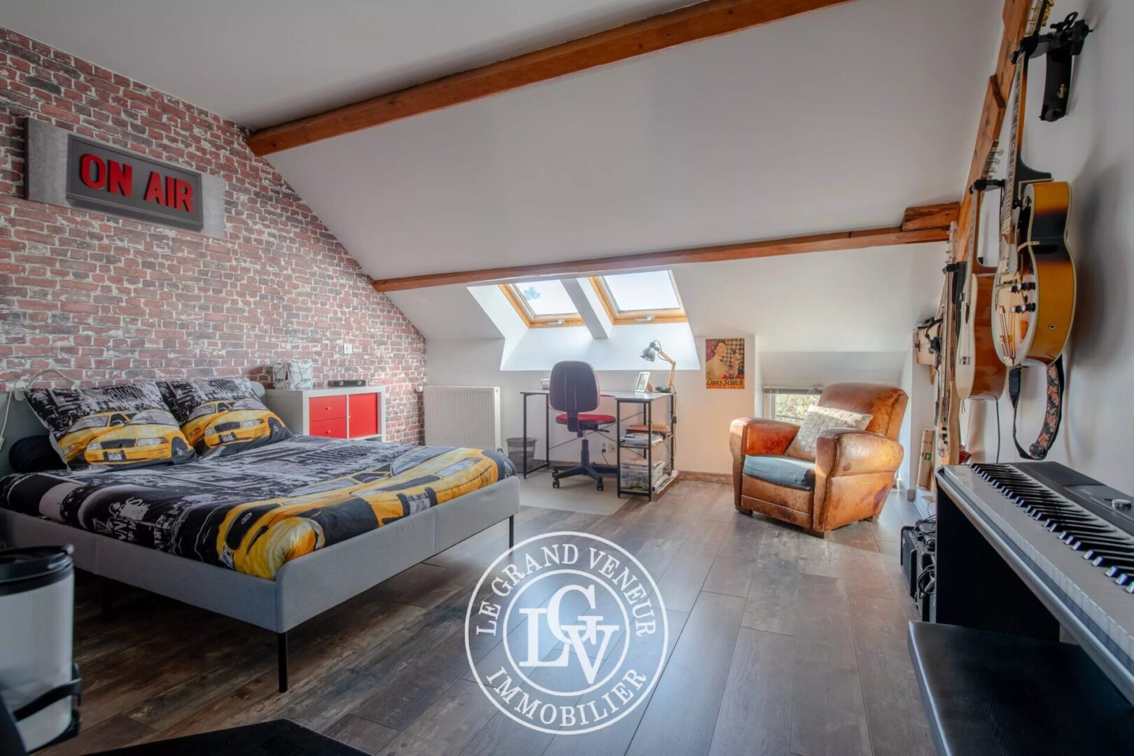 SAMOIS SUR SEINE – MAISON DE VILLAGE REPENSÉE EN STYLE « LOFT » DE 250 M²