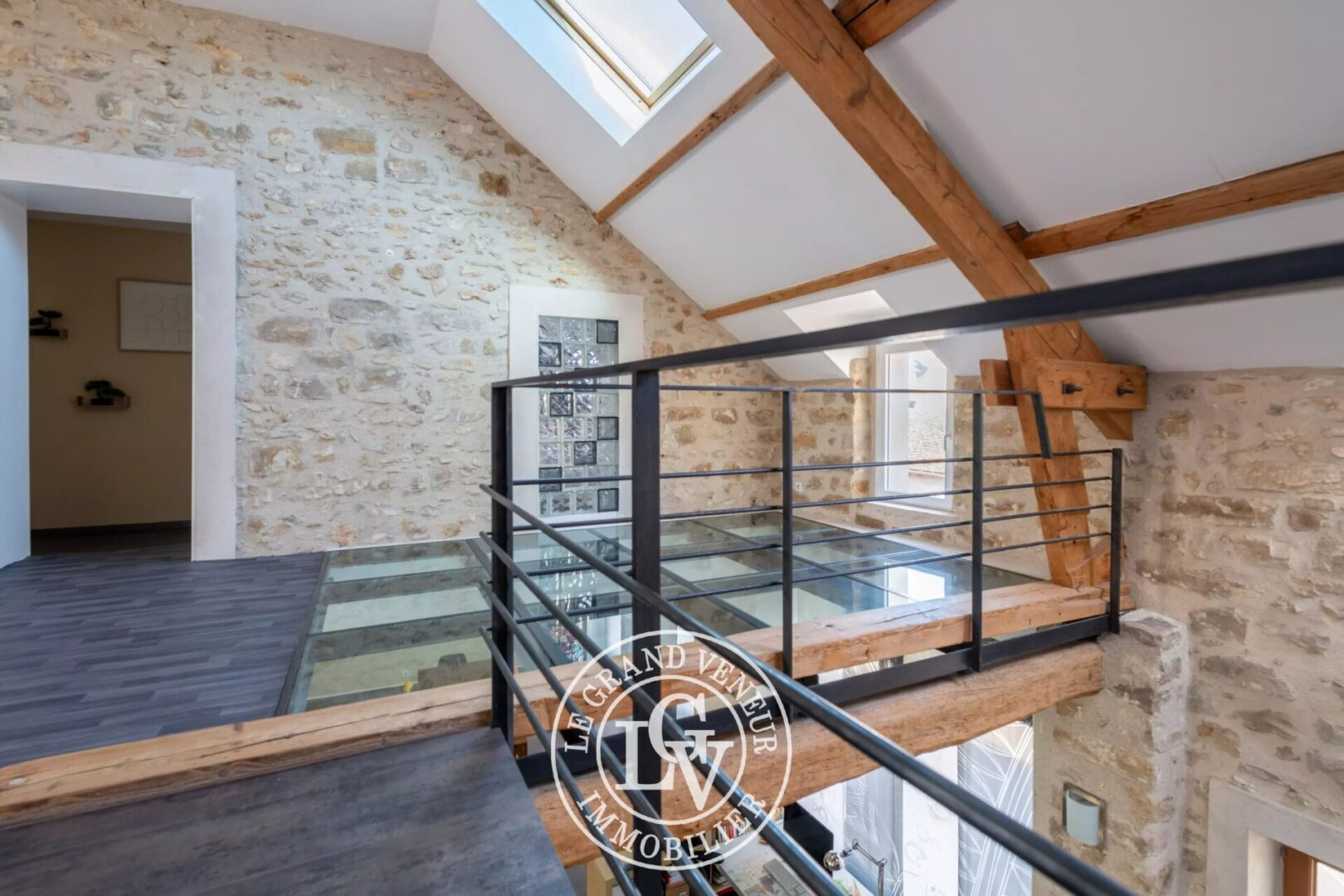 SAMOIS SUR SEINE – MAISON DE VILLAGE REPENSÉE EN STYLE « LOFT » DE 250 M²