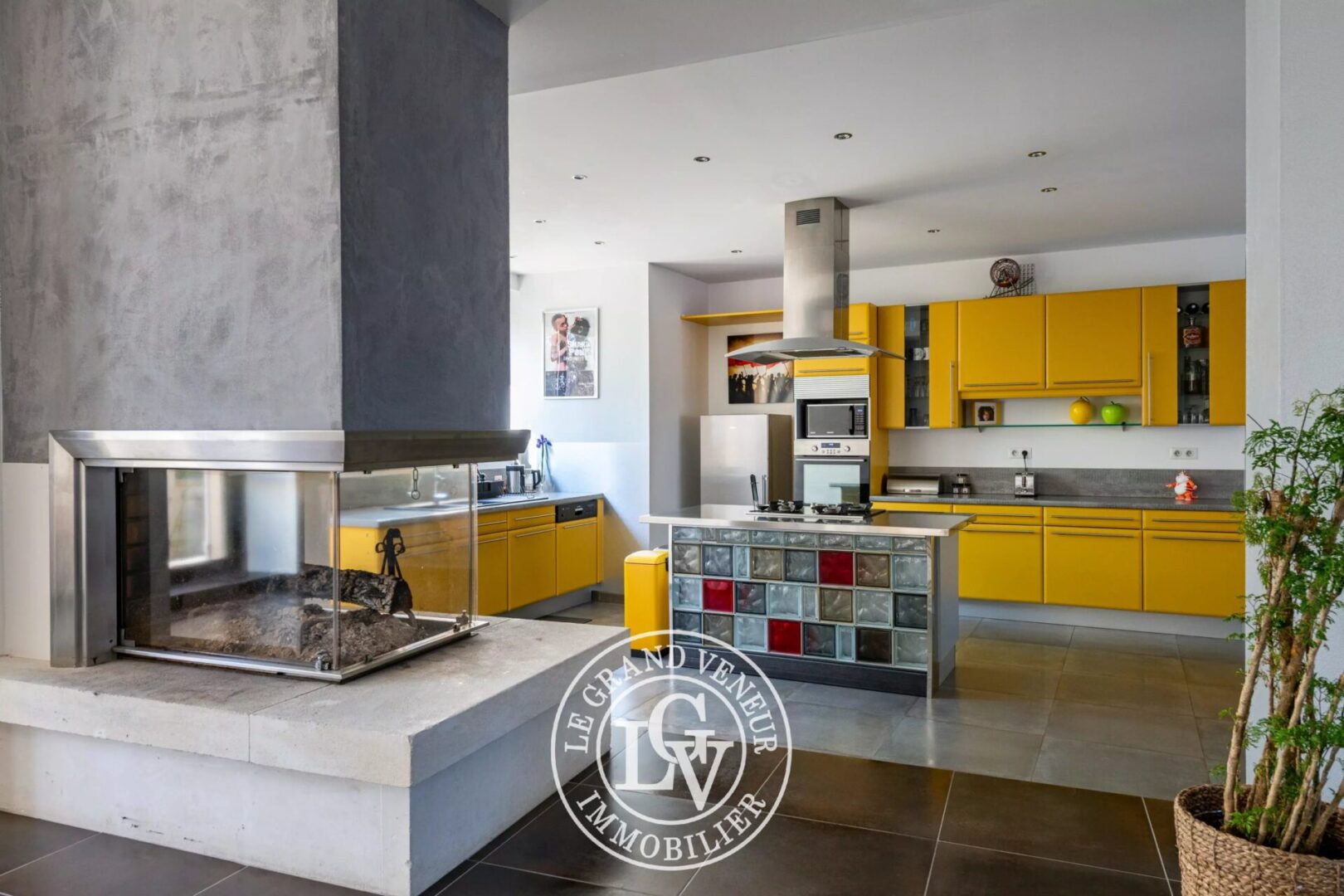 SAMOIS SUR SEINE – MAISON DE VILLAGE REPENSÉE EN STYLE « LOFT » DE 250 M²