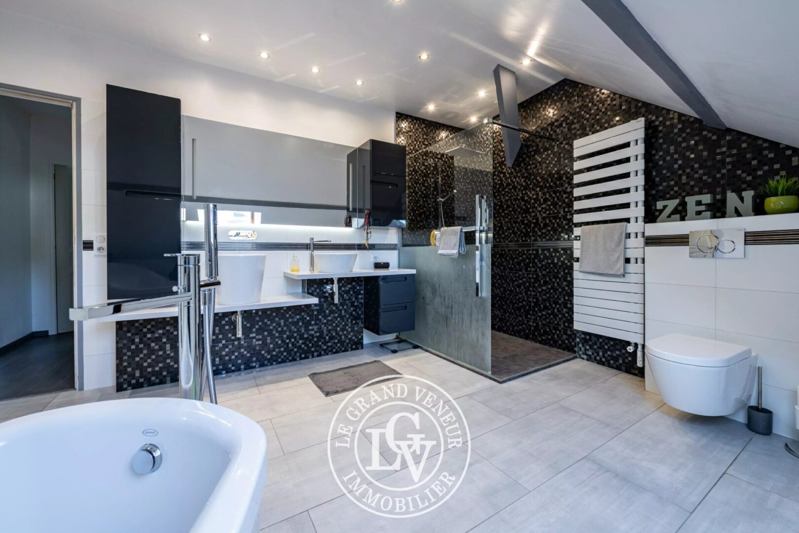 SAMOIS SUR SEINE – MAISON DE VILLAGE REPENSÉE EN STYLE « LOFT » DE 250 M²
