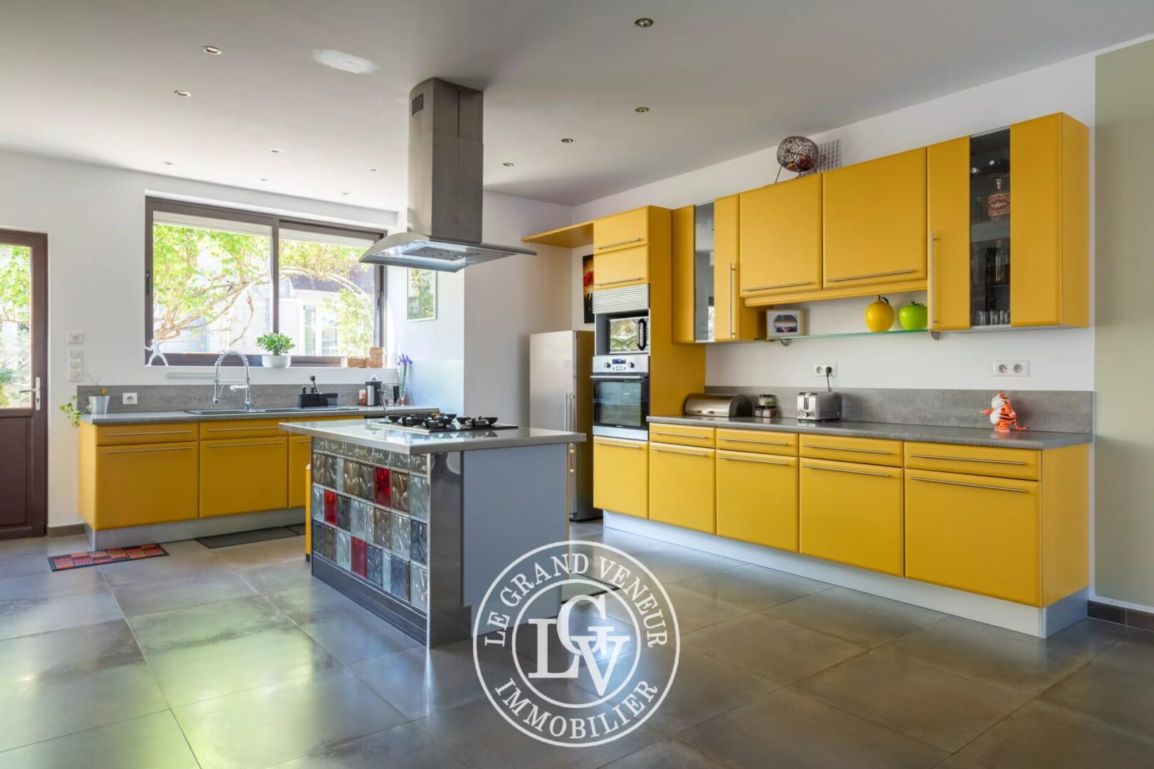 SAMOIS SUR SEINE – MAISON DE VILLAGE REPENSÉE EN STYLE « LOFT » DE 250 M²