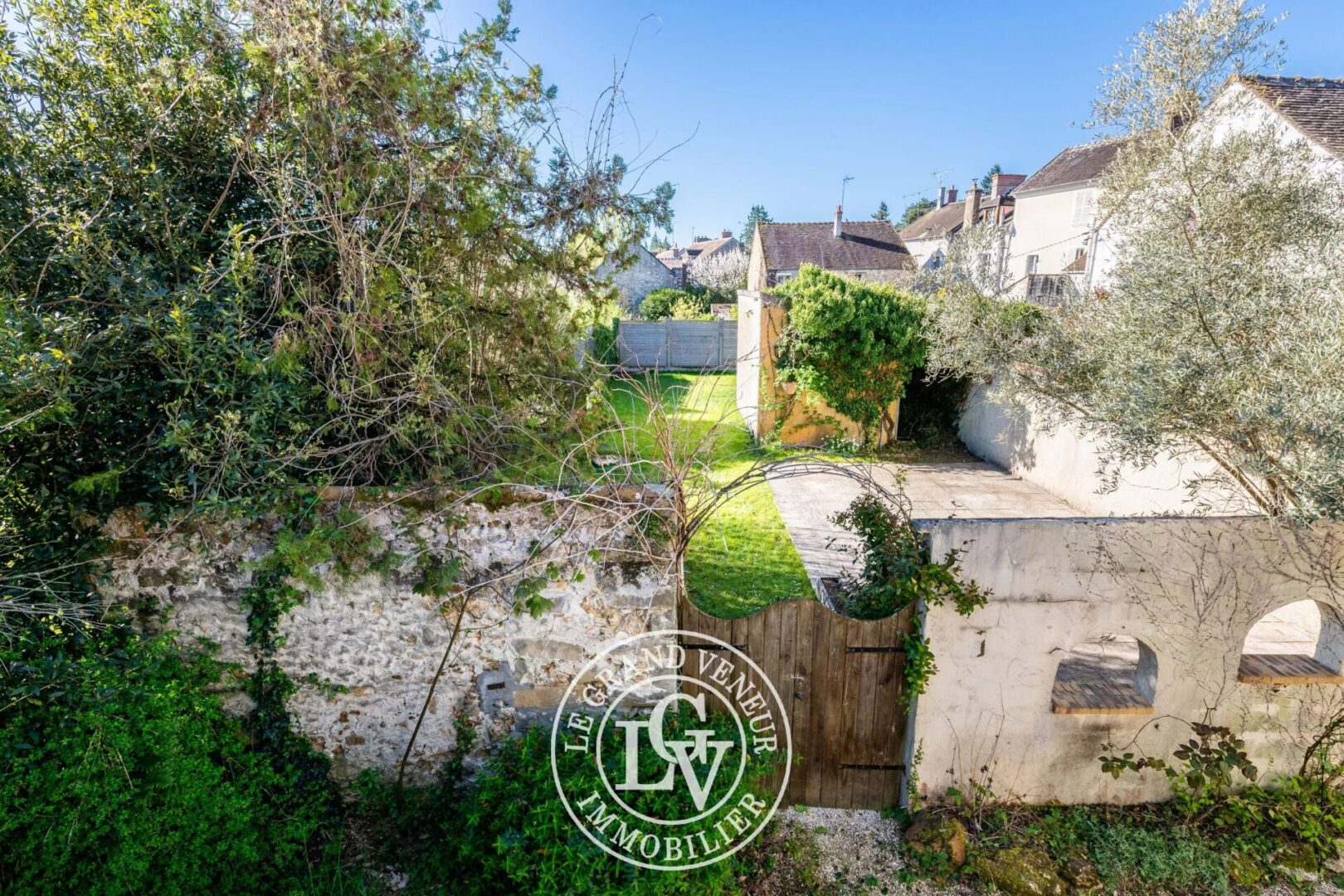 SAMOIS SUR SEINE – MAISON DE VILLAGE REPENSÉE EN STYLE « LOFT » DE 250 M²