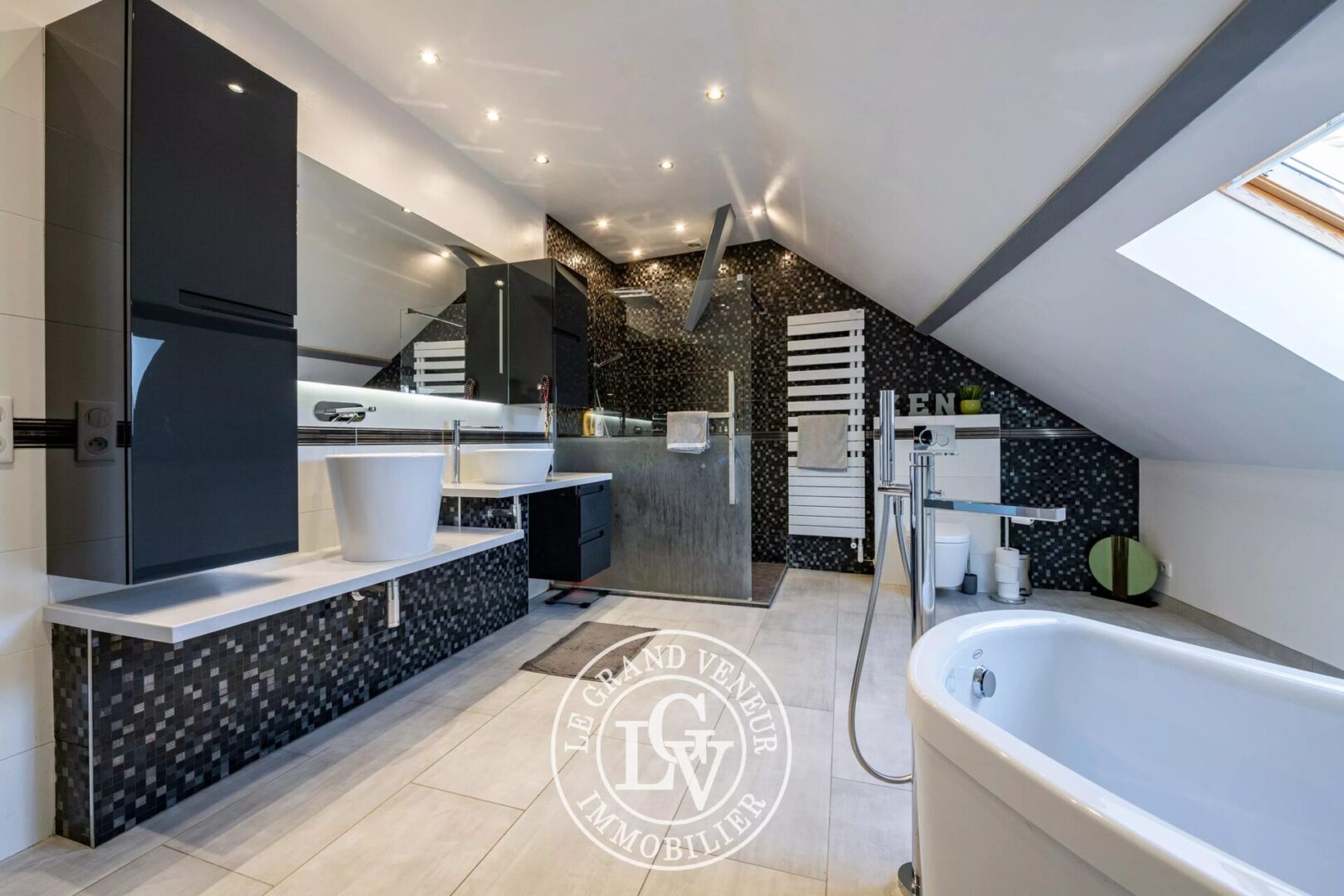 SAMOIS SUR SEINE – MAISON DE VILLAGE REPENSÉE EN STYLE « LOFT » DE 250 M²