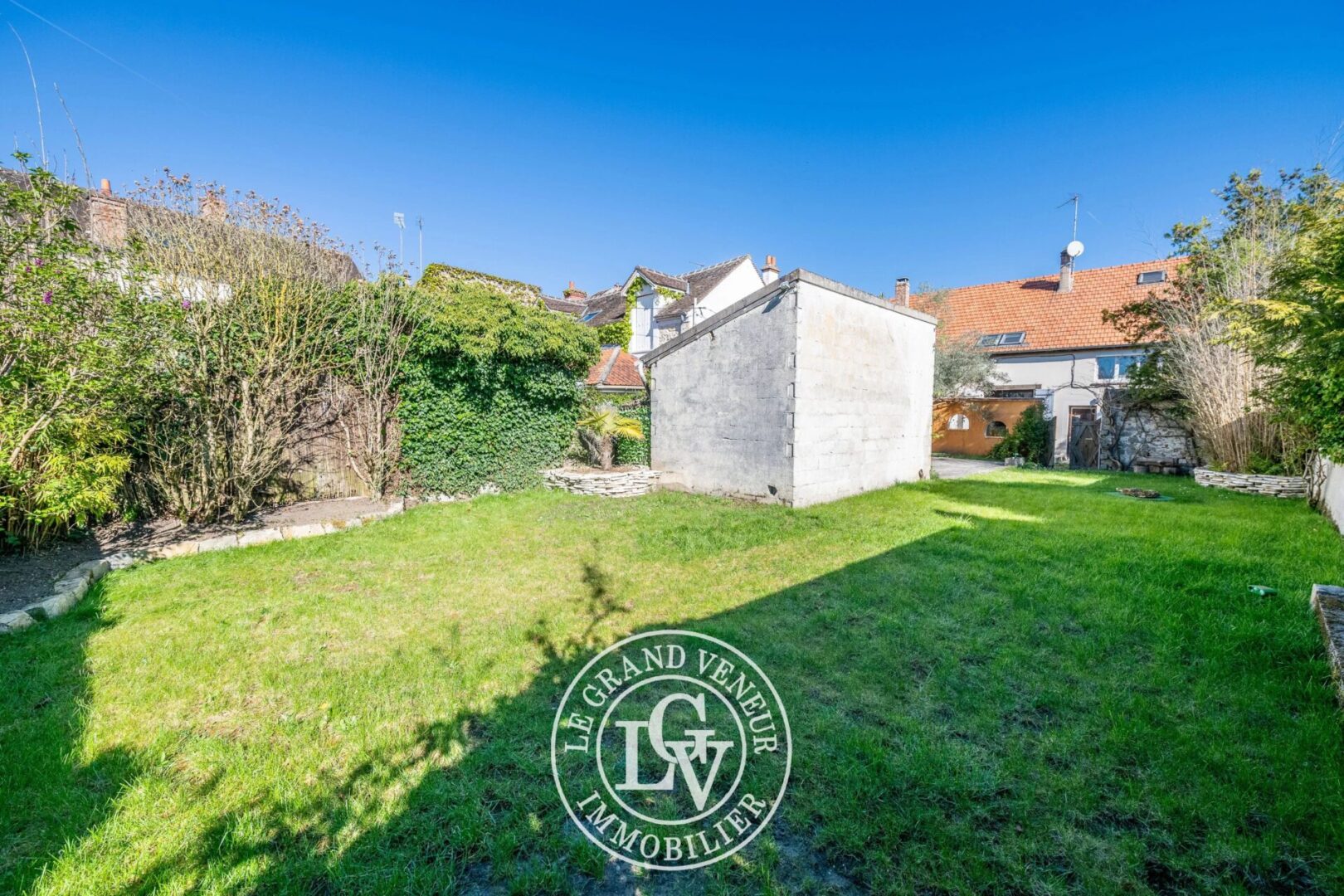 SAMOIS SUR SEINE – MAISON DE VILLAGE REPENSÉE EN STYLE « LOFT » DE 250 M²