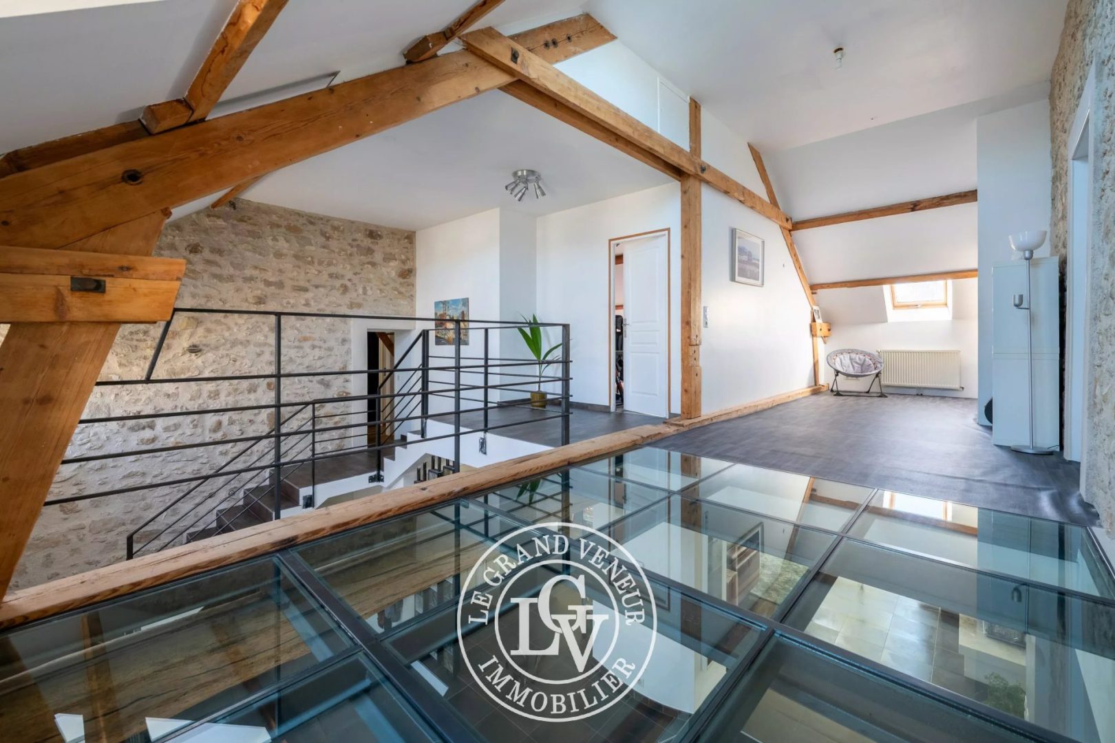 SAMOIS SUR SEINE – MAISON DE VILLAGE REPENSÉE EN STYLE « LOFT » DE 250 M²
