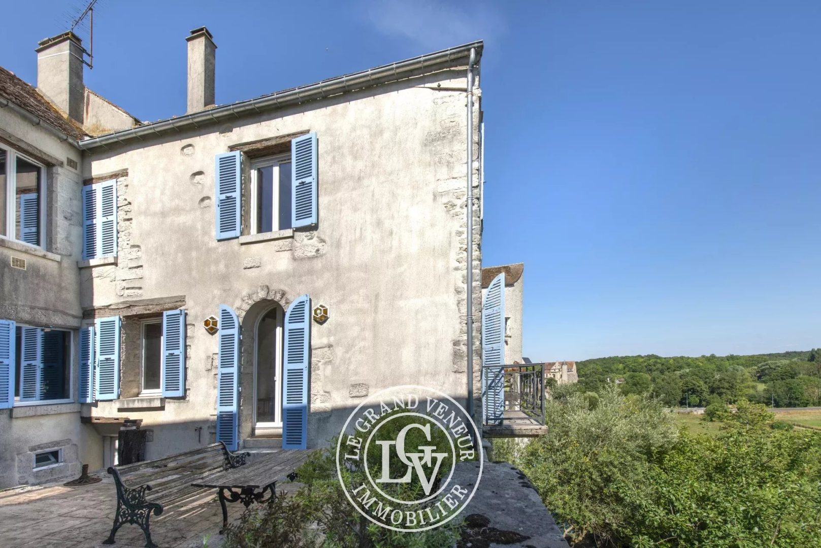 CHATEAU LANDON – 35 MIN SUD FONTAINEBLEAU – MAISON DE CARACTÈRE DE 168 M² AVEC VUE IMPRENABLE