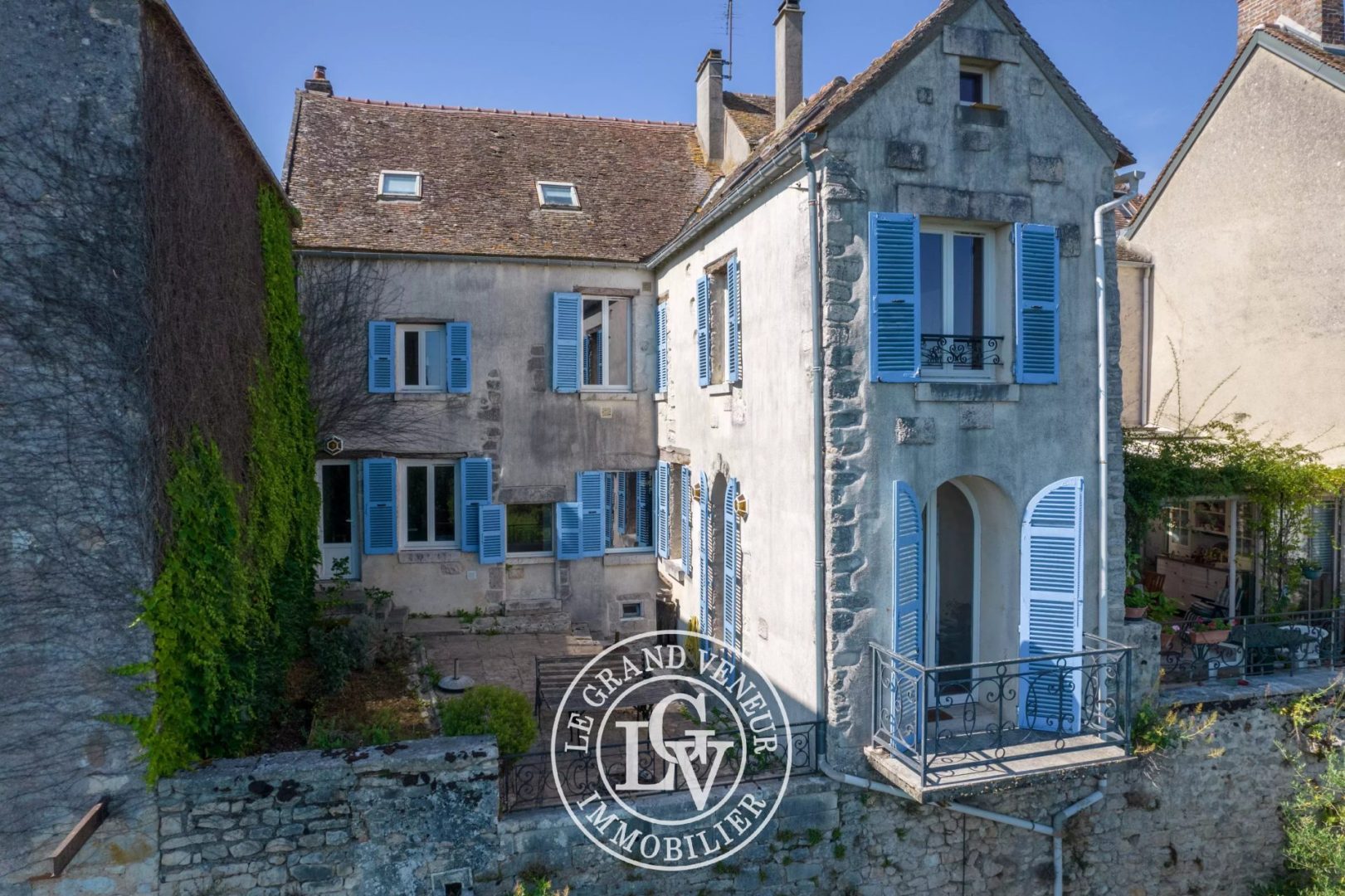 CHATEAU LANDON – 35 MIN SUD FONTAINEBLEAU – MAISON DE CARACTÈRE DE 168 M² AVEC VUE IMPRENABLE