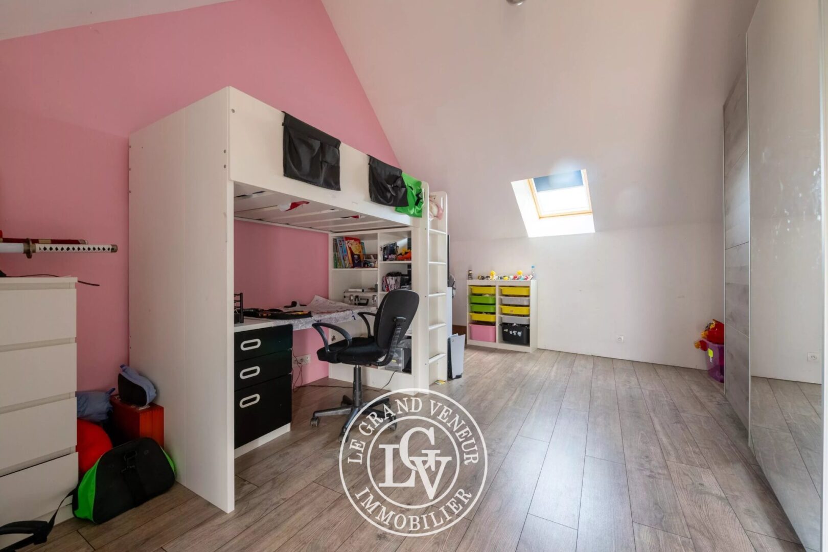 20 MIN DE NEMOURS – À BEAUMONT DU GATINAIS – PROPRIÉTÉ COMPRENANT DEUX LONGÈRES RÉNOVÉES – 8 CHAMBRES- 7 325 M² DE TERRAIN