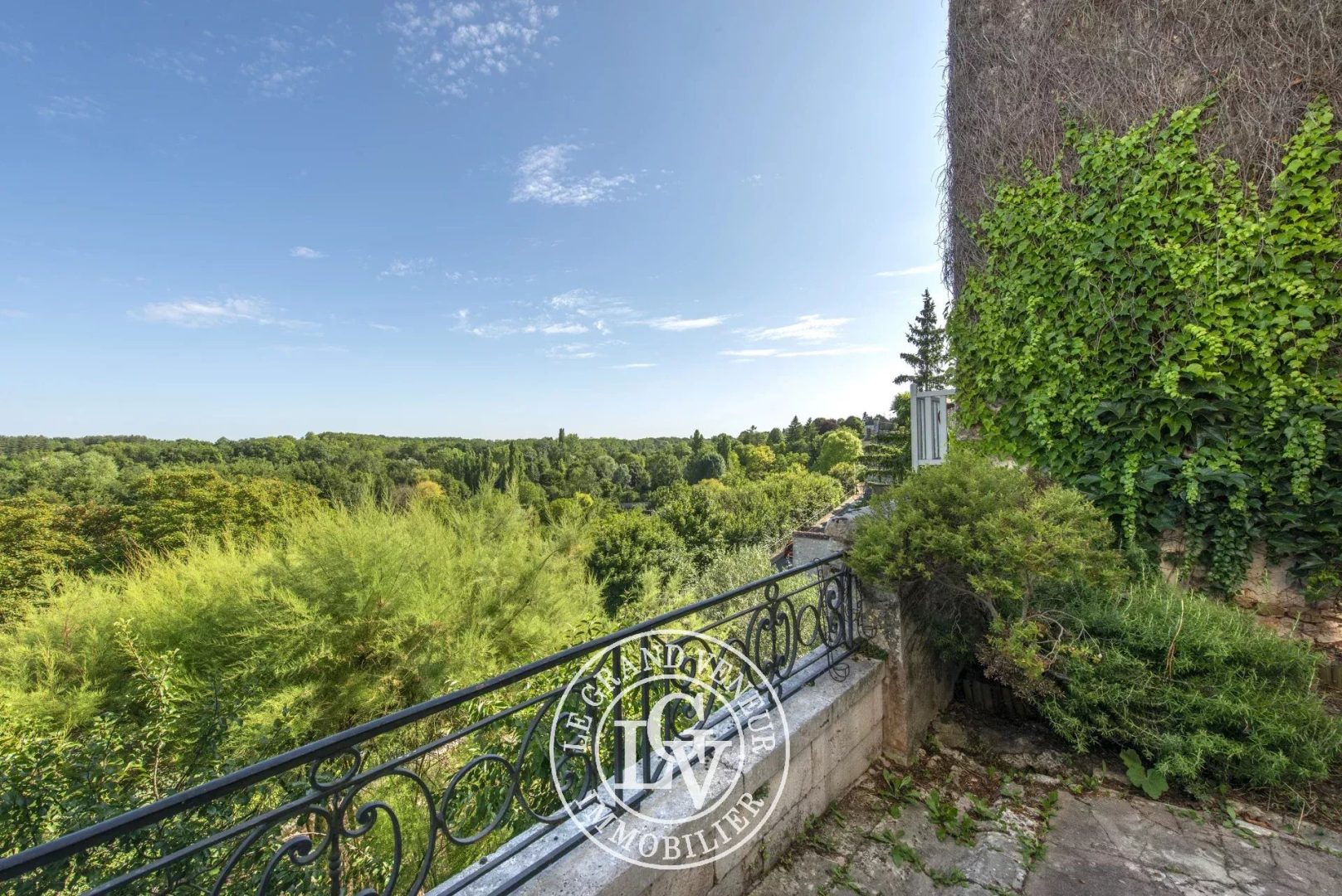 CHATEAU LANDON – 35 MIN SUD FONTAINEBLEAU – MAISON DE CARACTÈRE DE 168 M² AVEC VUE IMPRENABLE