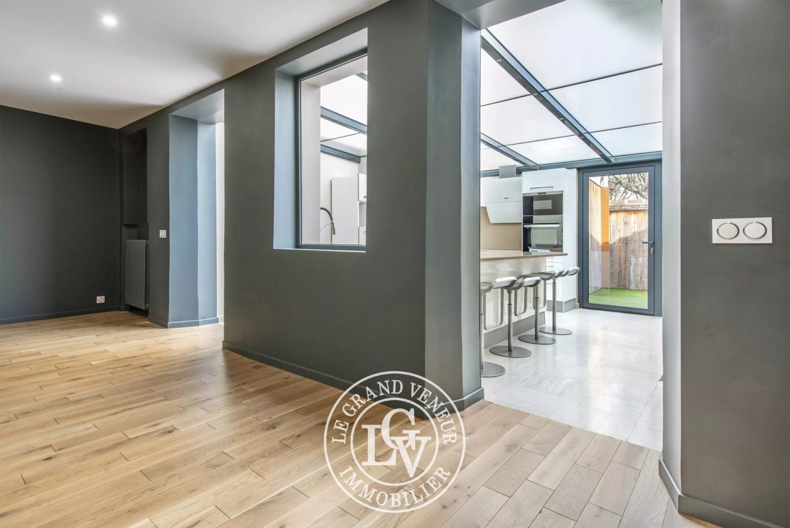 FONTAINEBLEAU – APPARTEMENT SPACIEUX DE 182 M² AVEC PATIO