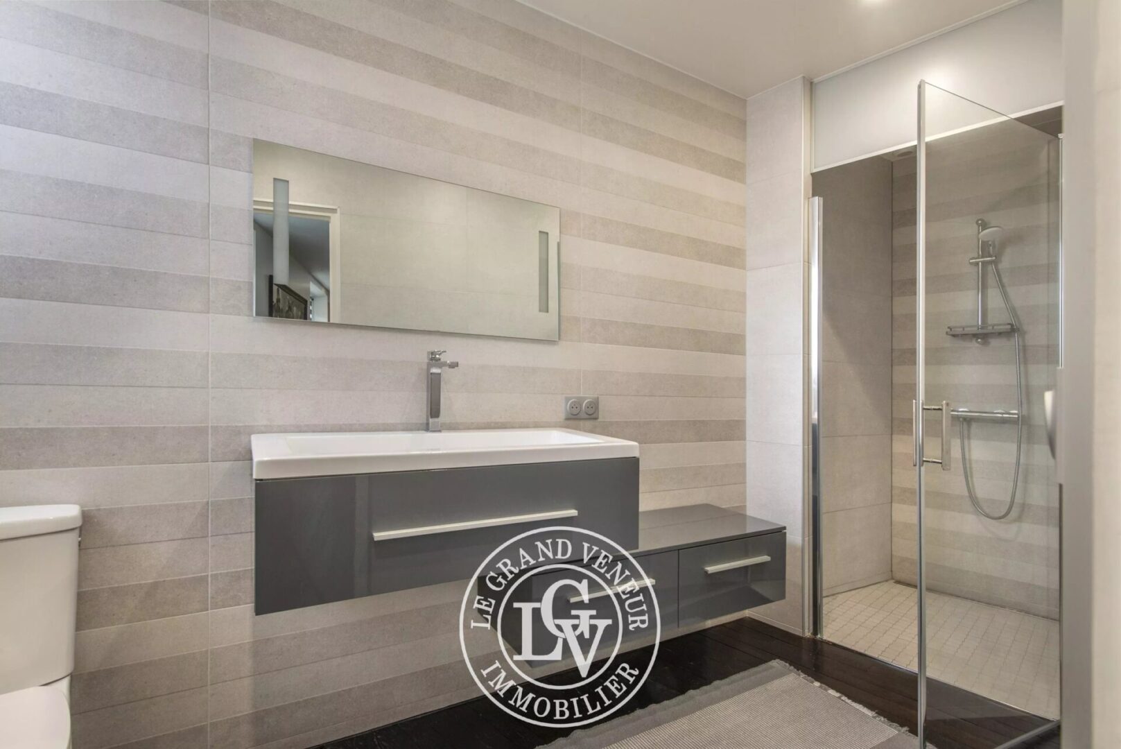 FONTAINEBLEAU – APPARTEMENT SPACIEUX DE 182 M² AVEC PATIO