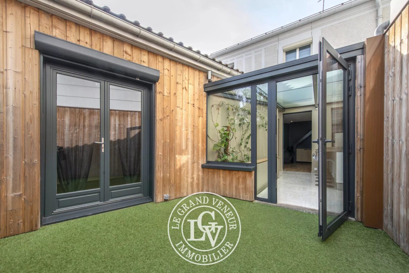 FONTAINEBLEAU – APPARTEMENT SPACIEUX DE 182 M² AVEC PATIO