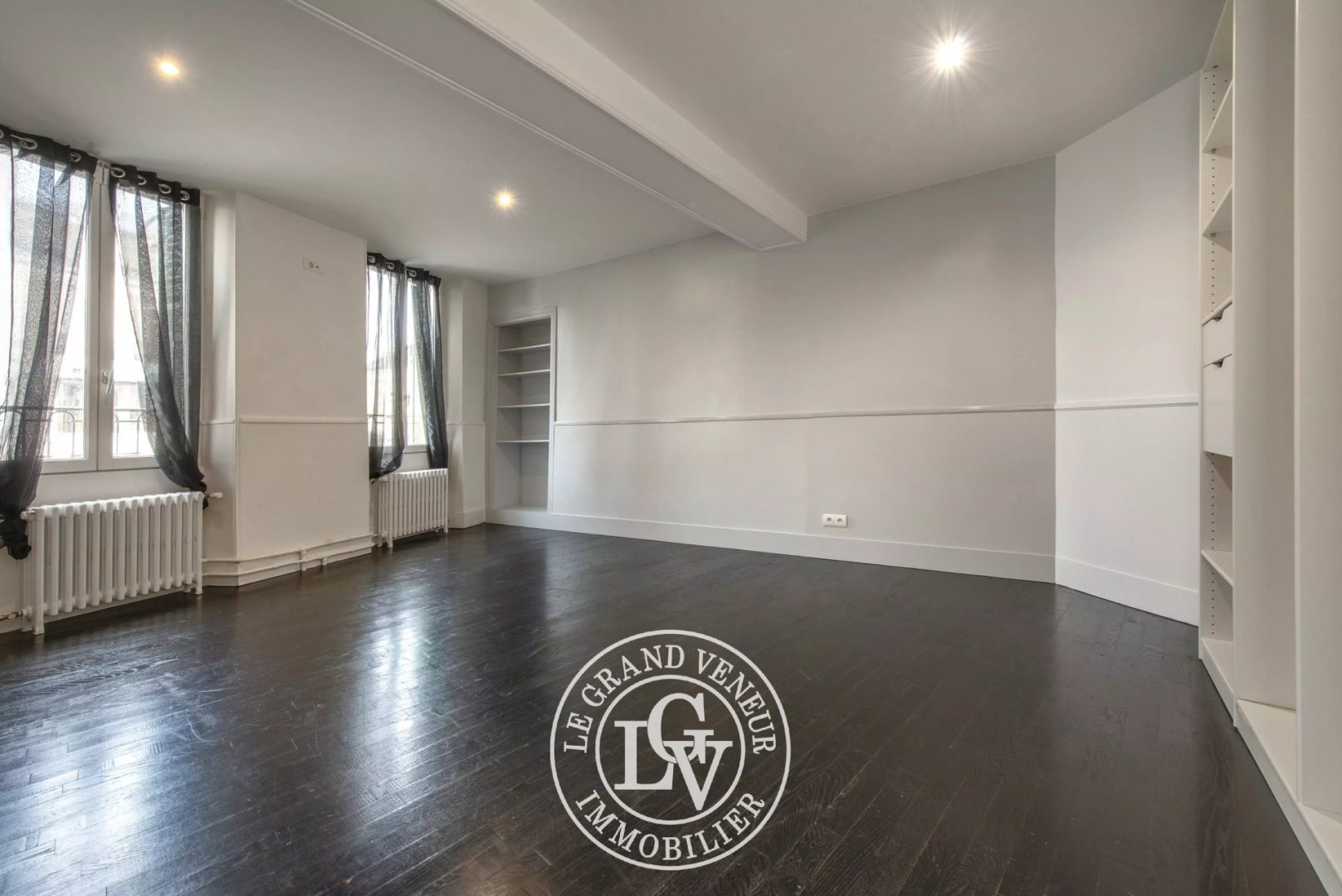 FONTAINEBLEAU – APPARTEMENT SPACIEUX DE 182 M² AVEC PATIO