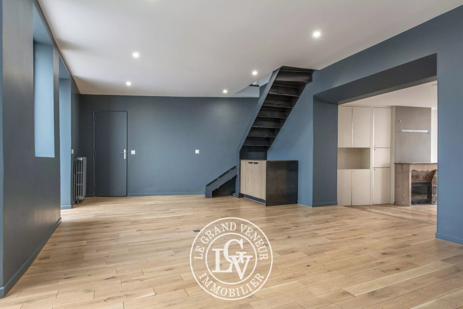 FONTAINEBLEAU – APPARTEMENT SPACIEUX DE 182 M² AVEC PATIO