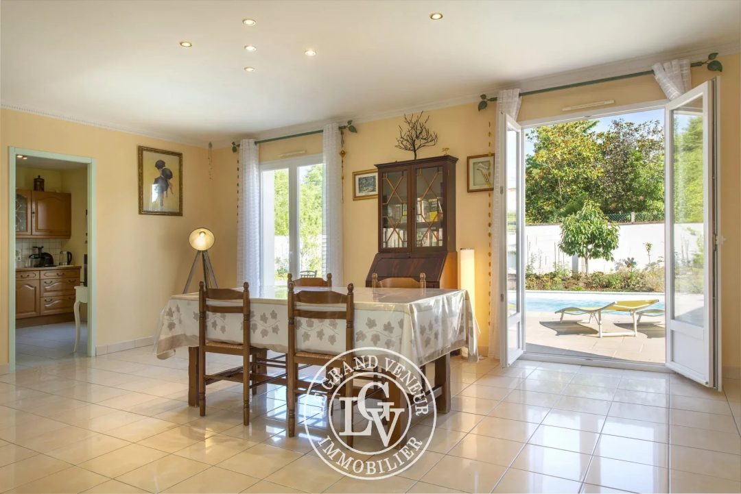 MORET SUR LOING – MAISON FAMILIALE,  SOUS SOL TOTAL AVEC PISCINE