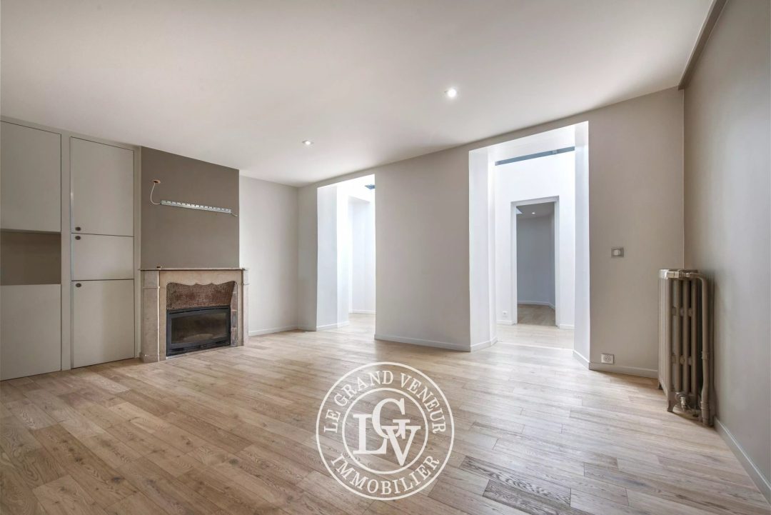 FONTAINEBLEAU – APPARTEMENT SPACIEUX DE 182 M² AVEC PATIO