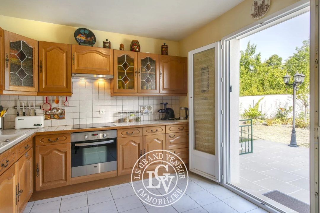 MORET SUR LOING – MAISON FAMILIALE,  SOUS SOL TOTAL AVEC PISCINE