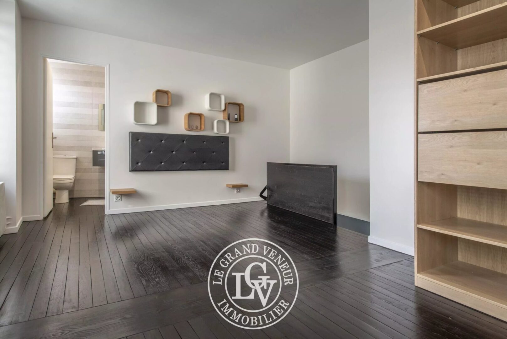 FONTAINEBLEAU – APPARTEMENT SPACIEUX DE 182 M² AVEC PATIO