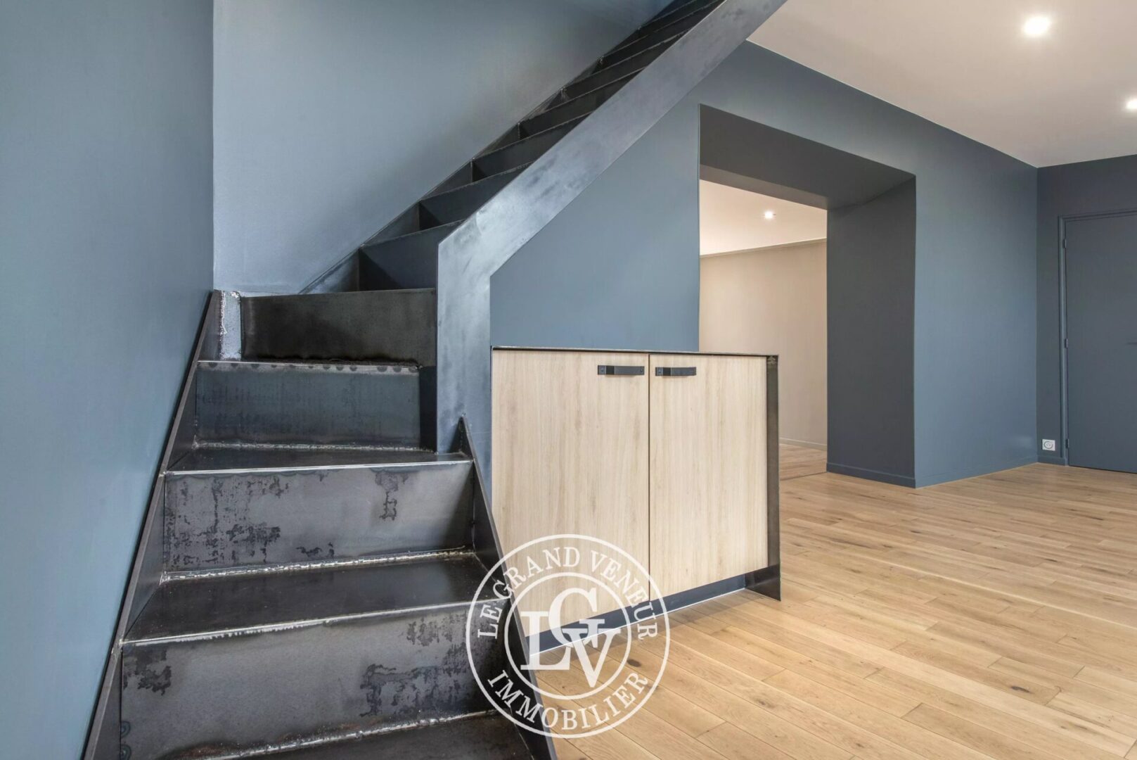 FONTAINEBLEAU – APPARTEMENT SPACIEUX DE 182 M² AVEC PATIO