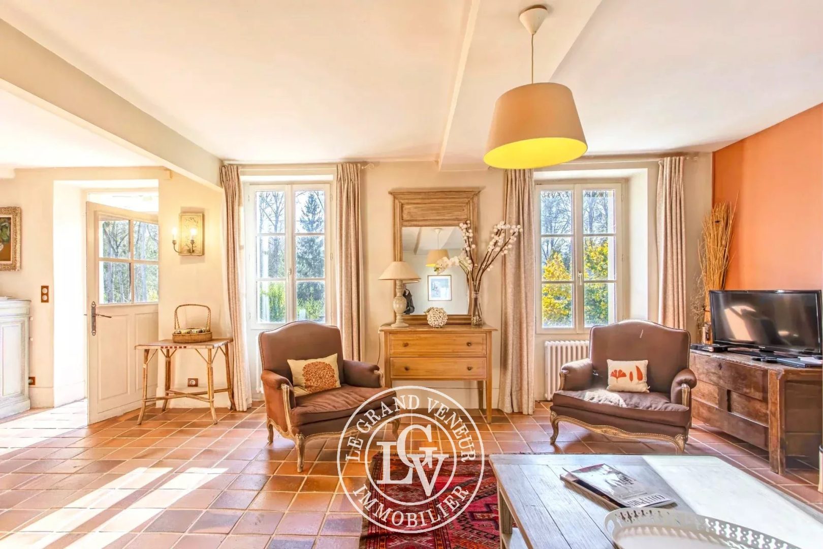 PROCHE FONTAINEBLEAU – DORMELLES – MAISON DE CHARME ET SA GRANGE SUR UN GRAND TERRAIN DE 3 600 M²