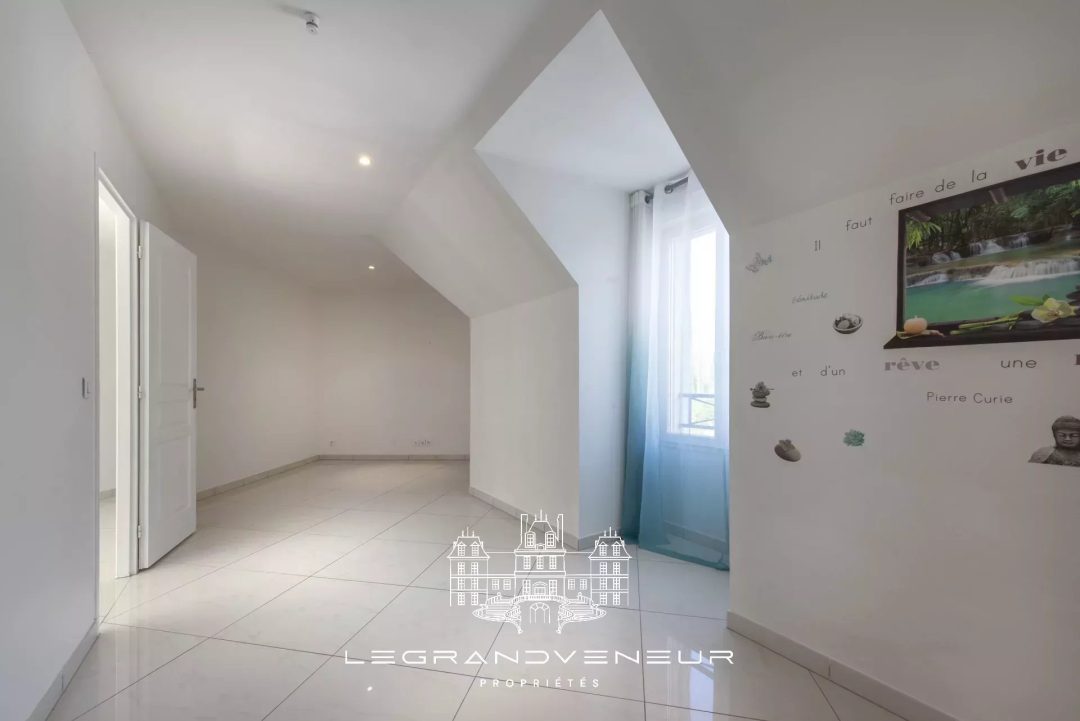 À 4KM DE NEMOURS- À ORMESSON – VILLA CONTEMPORAINE DE 260M² – 6 CHAMBRES – SOUS SOL TOTAL – PISCINE ET JARDIN PAYSAGER DE 3947M²