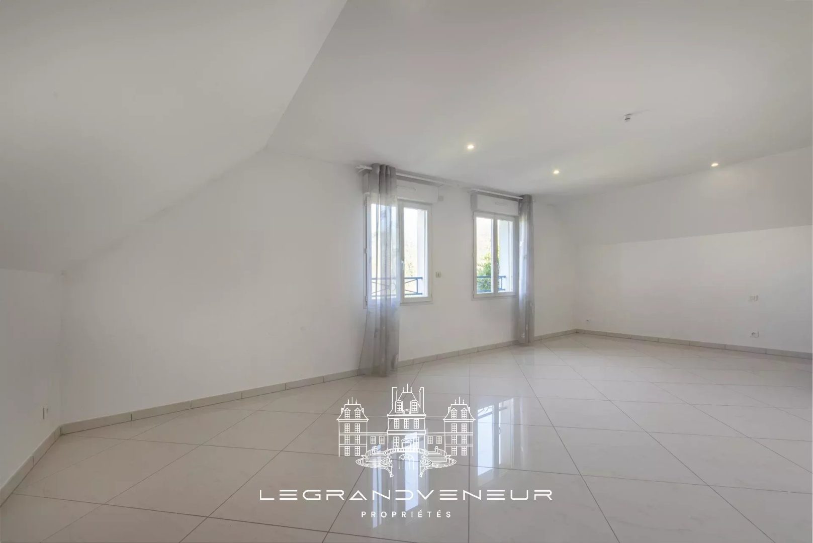 À 4KM DE NEMOURS- À ORMESSON – VILLA CONTEMPORAINE DE 260M² – 6 CHAMBRES – SOUS SOL TOTAL – PISCINE ET JARDIN PAYSAGER DE 3947M²