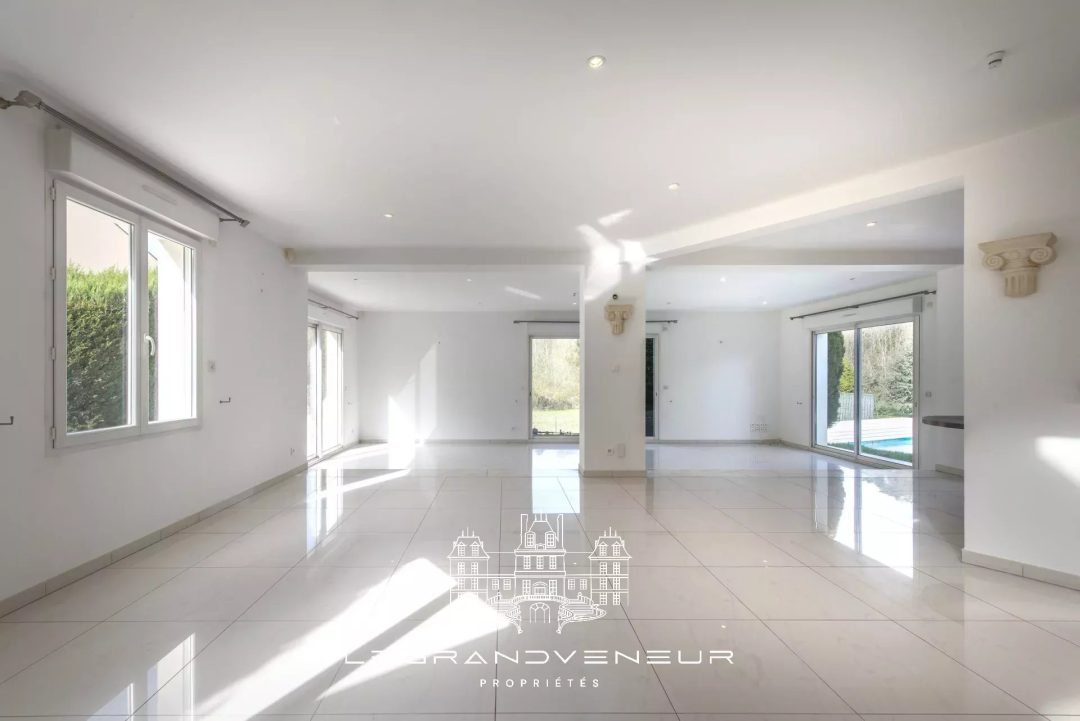À 4KM DE NEMOURS- À ORMESSON – VILLA CONTEMPORAINE DE 260M² – 6 CHAMBRES – SOUS SOL TOTAL – PISCINE ET JARDIN PAYSAGER DE 3947M²