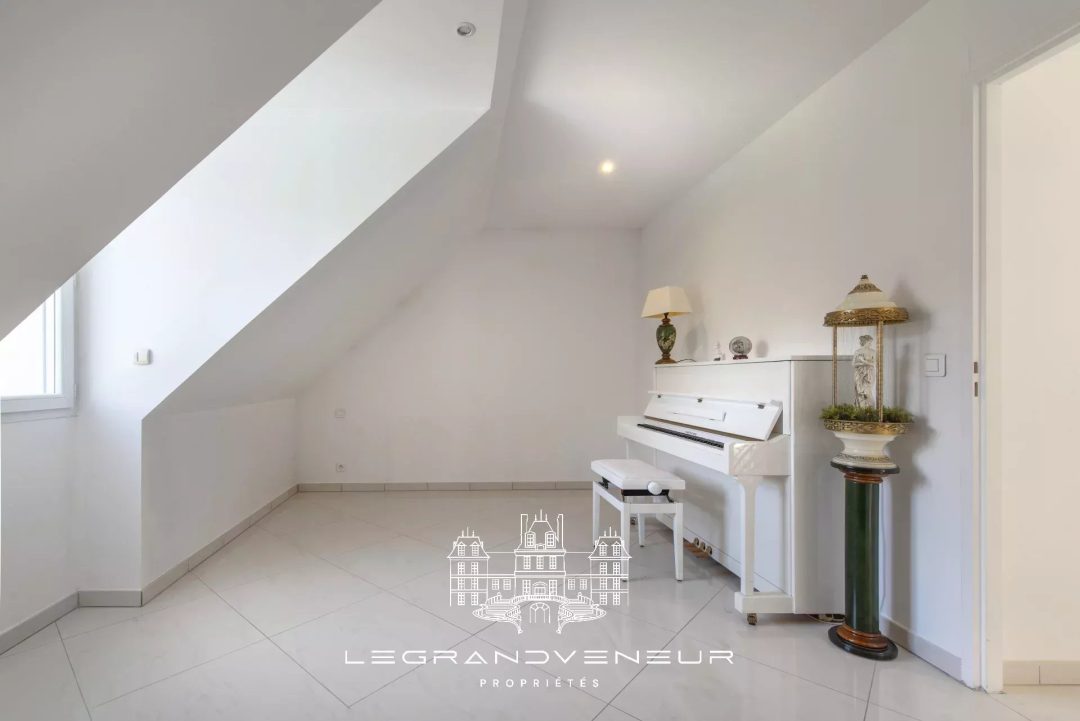 À 4KM DE NEMOURS- À ORMESSON – VILLA CONTEMPORAINE DE 260M² – 6 CHAMBRES – SOUS SOL TOTAL – PISCINE ET JARDIN PAYSAGER DE 3947M²