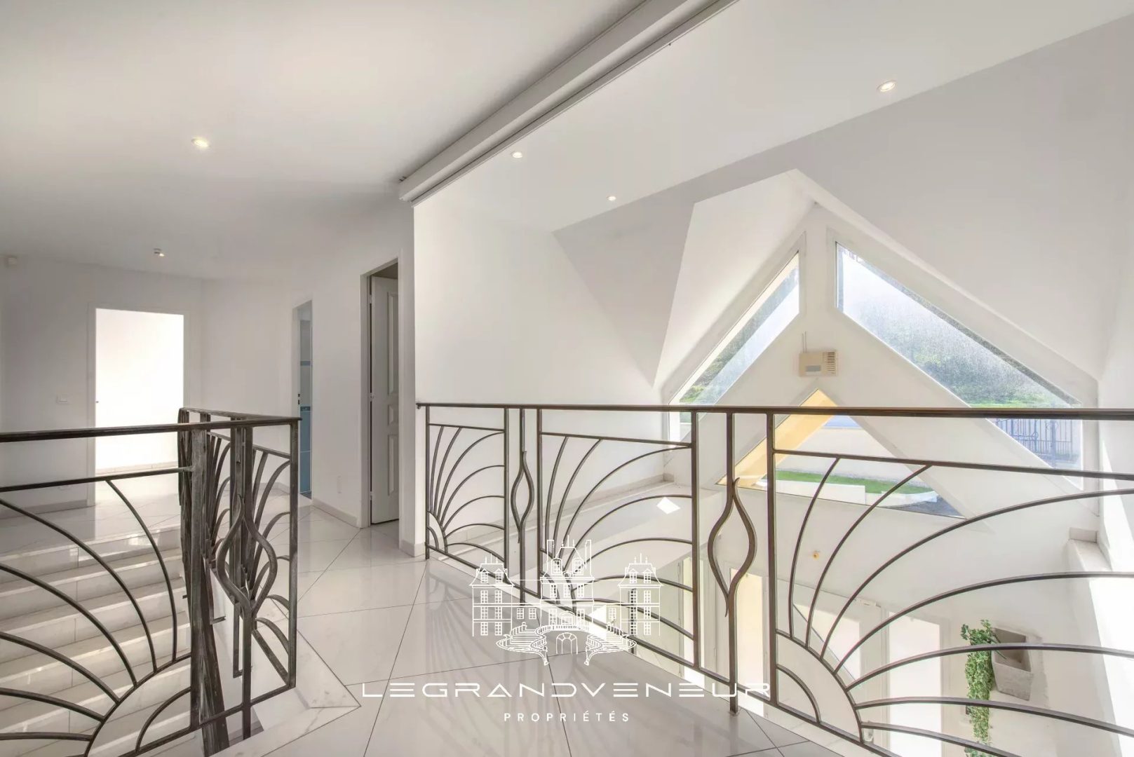 À 4KM DE NEMOURS- À ORMESSON – VILLA CONTEMPORAINE DE 260M² – 6 CHAMBRES – SOUS SOL TOTAL – PISCINE ET JARDIN PAYSAGER DE 3947M²