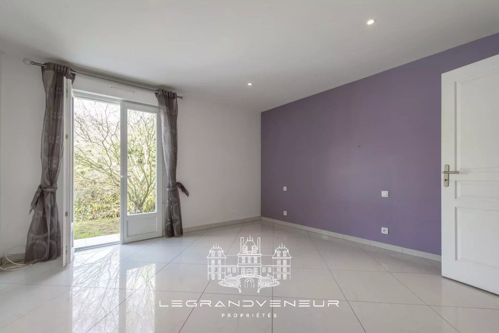 À 4KM DE NEMOURS- À ORMESSON – VILLA CONTEMPORAINE DE 260M² – 6 CHAMBRES – SOUS SOL TOTAL – PISCINE ET JARDIN PAYSAGER DE 3947M²