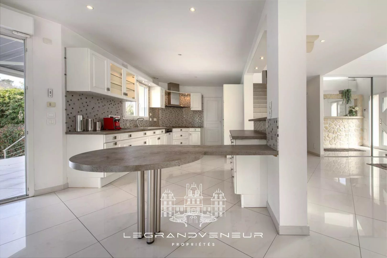 À 4KM DE NEMOURS- À ORMESSON – VILLA CONTEMPORAINE DE 260M² – 6 CHAMBRES – SOUS SOL TOTAL – PISCINE ET JARDIN PAYSAGER DE 3947M²