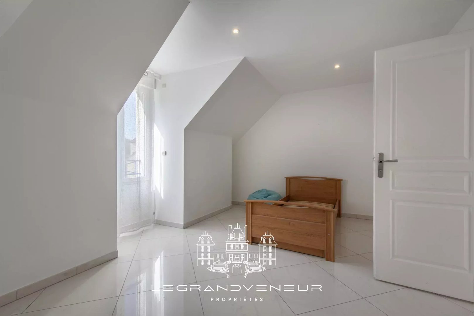 À 4KM DE NEMOURS- À ORMESSON – VILLA CONTEMPORAINE DE 260M² – 6 CHAMBRES – SOUS SOL TOTAL – PISCINE ET JARDIN PAYSAGER DE 3947M²