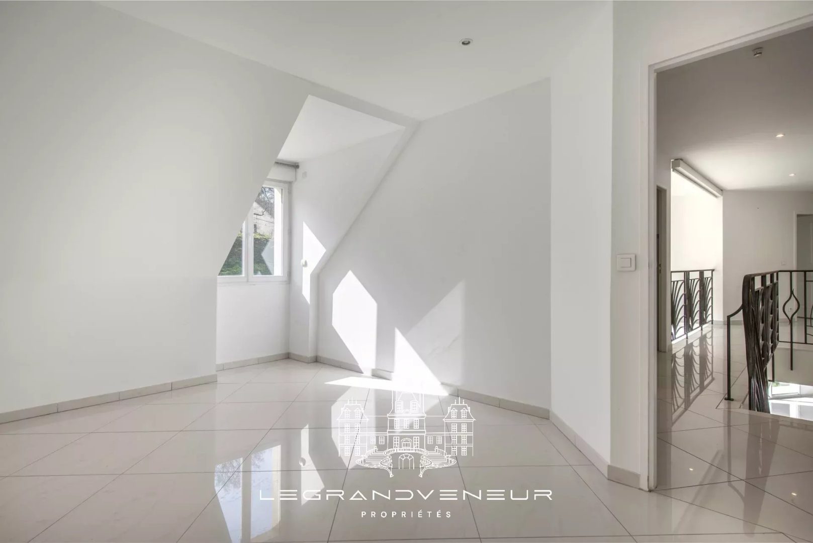 À 4KM DE NEMOURS- À ORMESSON – VILLA CONTEMPORAINE DE 260M² – 6 CHAMBRES – SOUS SOL TOTAL – PISCINE ET JARDIN PAYSAGER DE 3947M²