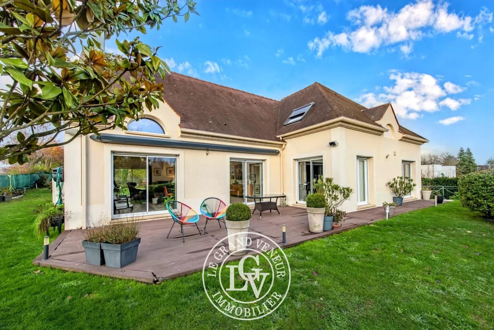 GREZ SUR LOING – ÉLÉGANTE MAISON CONTEMPORAINE FAMILIALE DE STANDING SUR SOUS-SOL TOTAL ET SON BEAU JARDIN