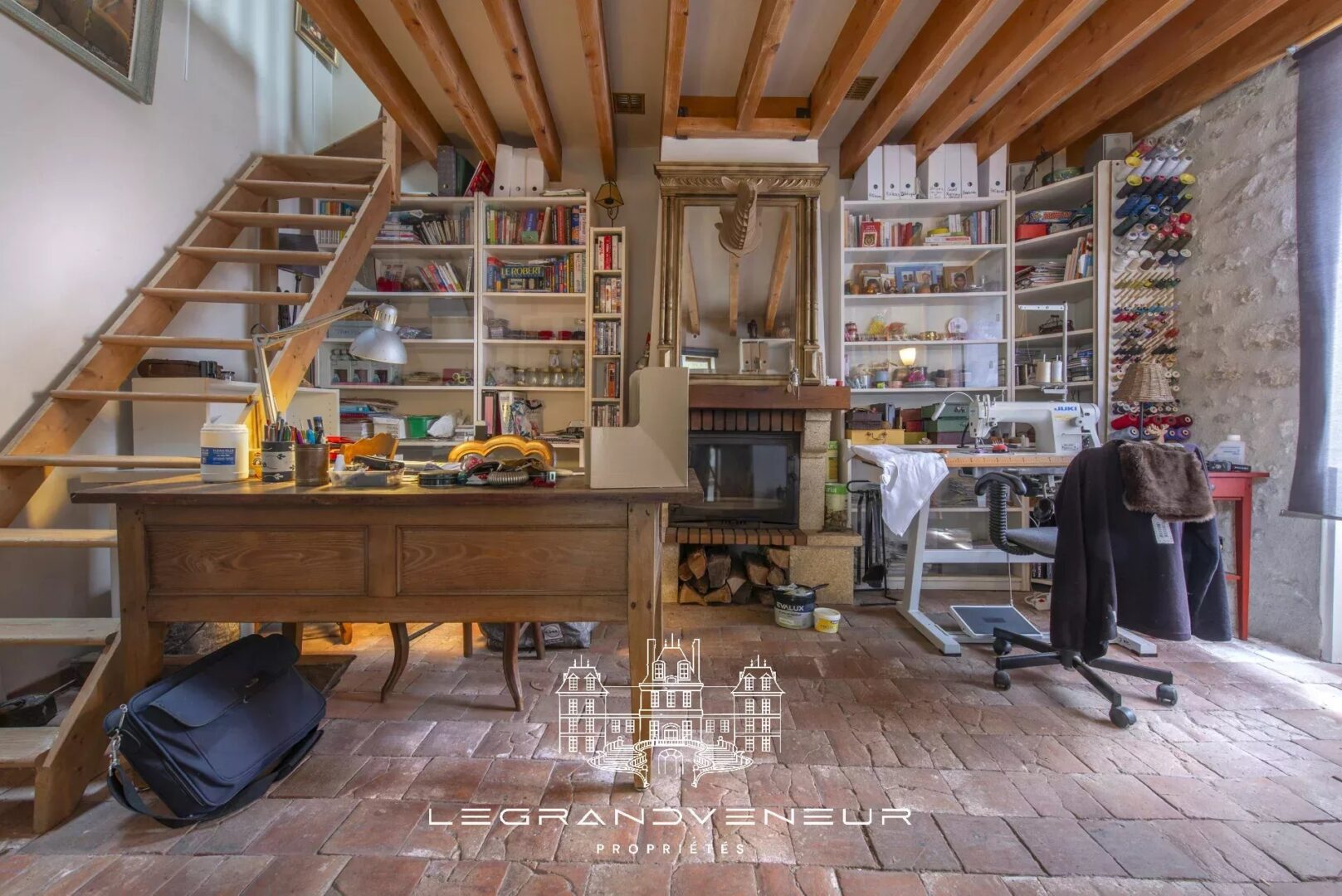 PROCHE NEMOURS – À FROMONT – AUTHENTIQUE PROPRIÉTÉ DE 285M²- 7 CHAMBRES AVEC GÎTE INDÉPENDANT ET BUREAU/ATELIER, ÉDIFIÉE SUR PARC CLOS ET PAYSAGER DE 1994M²