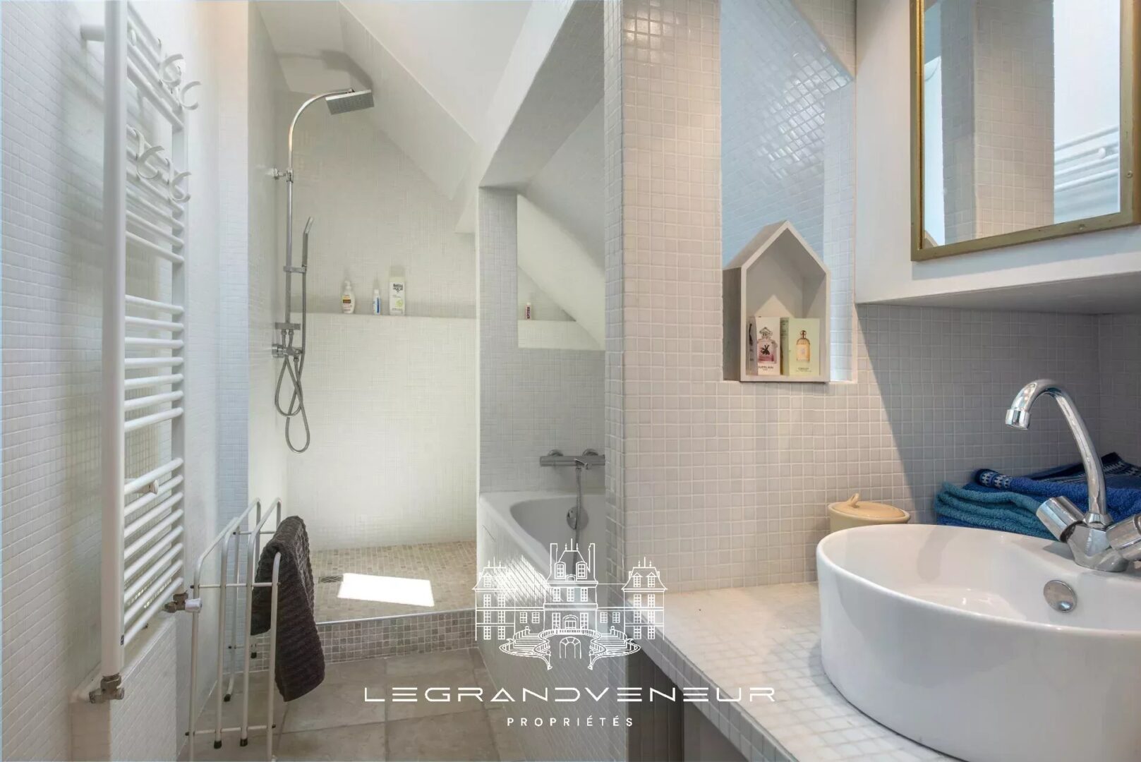 PROCHE NEMOURS – À FROMONT – AUTHENTIQUE PROPRIÉTÉ DE 285M²- 7 CHAMBRES AVEC GÎTE INDÉPENDANT ET BUREAU/ATELIER, ÉDIFIÉE SUR PARC CLOS ET PAYSAGER DE 1994M²