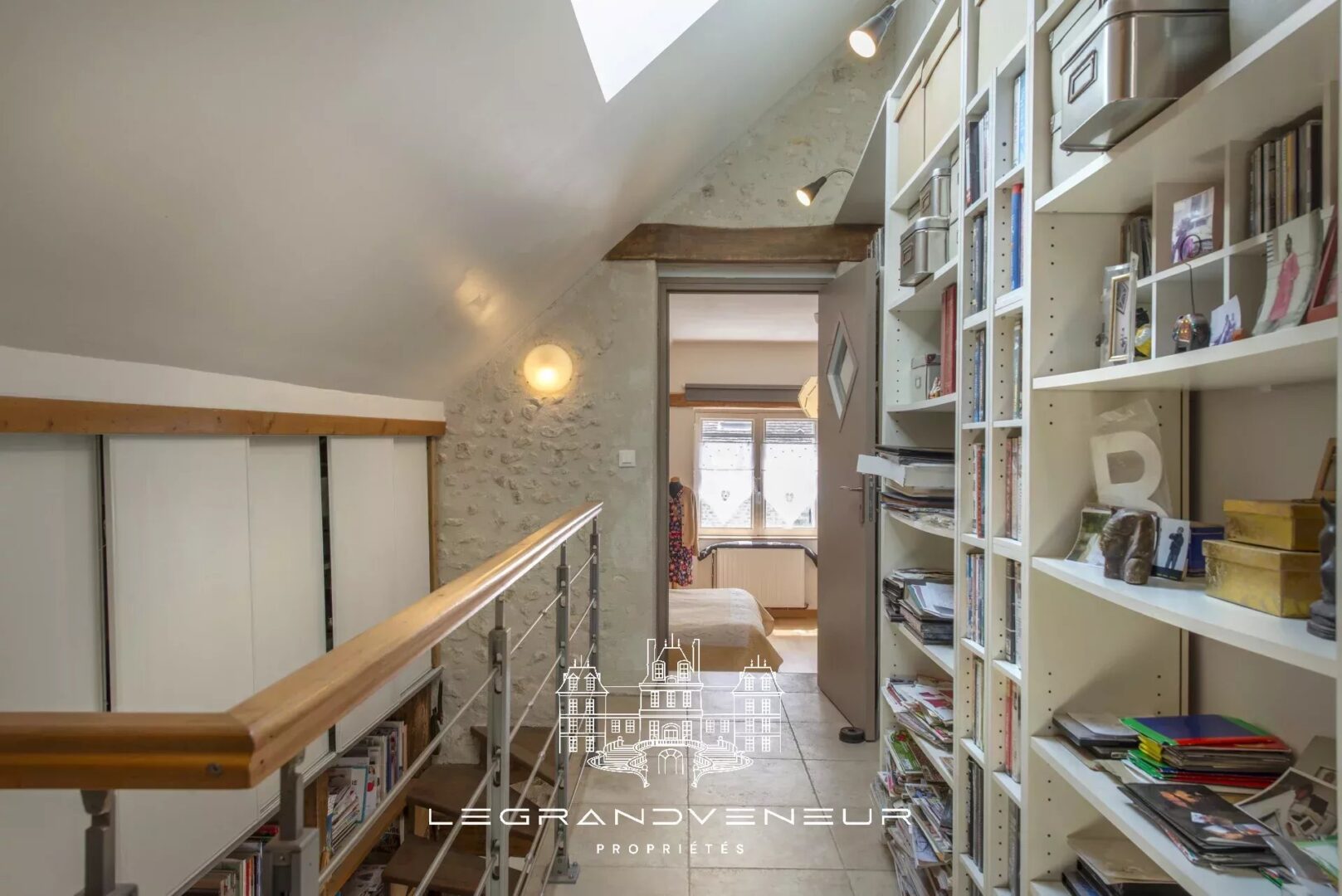 PROCHE NEMOURS – À FROMONT – AUTHENTIQUE PROPRIÉTÉ DE 285M²- 7 CHAMBRES AVEC GÎTE INDÉPENDANT ET BUREAU/ATELIER, ÉDIFIÉE SUR PARC CLOS ET PAYSAGER DE 1994M²