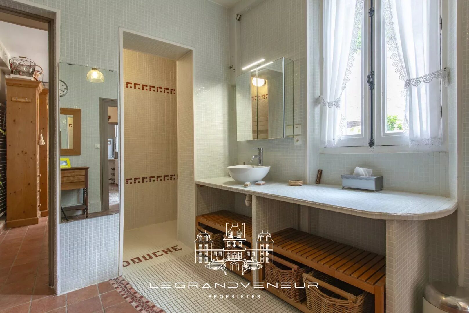PROCHE NEMOURS – À FROMONT – AUTHENTIQUE PROPRIÉTÉ DE 285M²- 7 CHAMBRES AVEC GÎTE INDÉPENDANT ET BUREAU/ATELIER, ÉDIFIÉE SUR PARC CLOS ET PAYSAGER DE 1994M²
