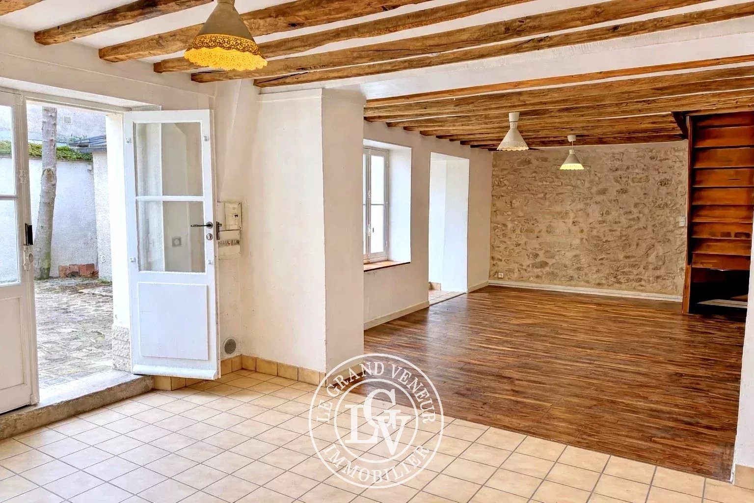 FONTAINEBLEAU CENTRE – RUE PIÉTONNE – MAISON DE VILLE ET SA COUR